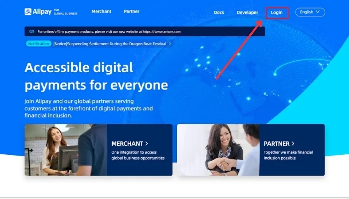 Nhấn chọn “Login” trên website Alipay