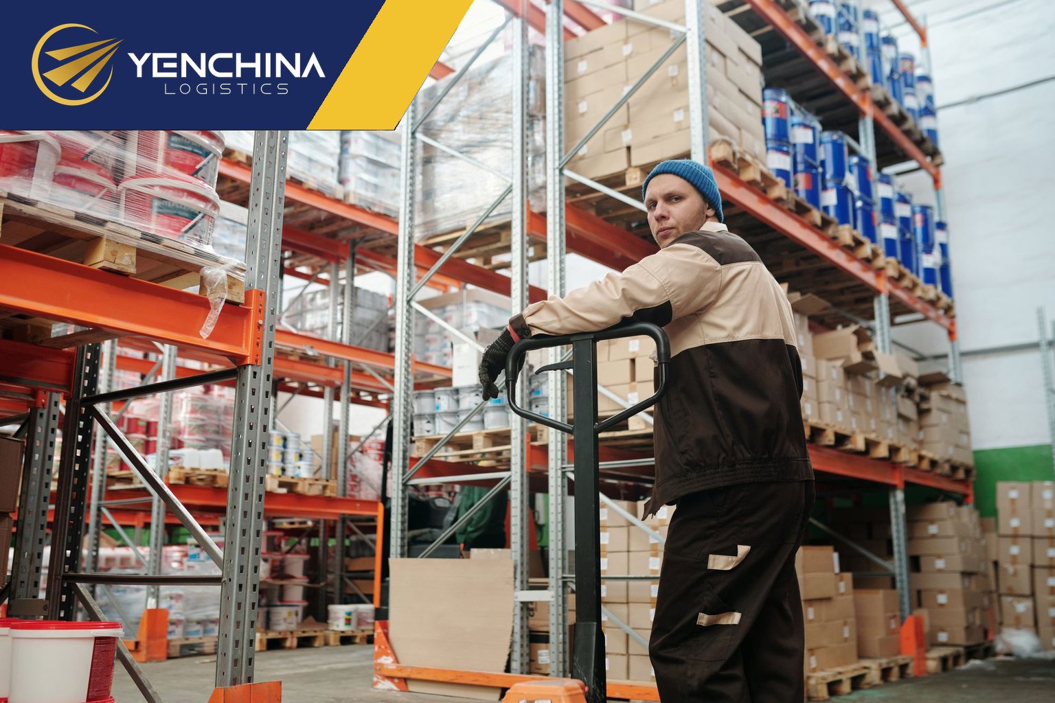 Một pallet nhỏ với bốn thùng carton quấn màng co