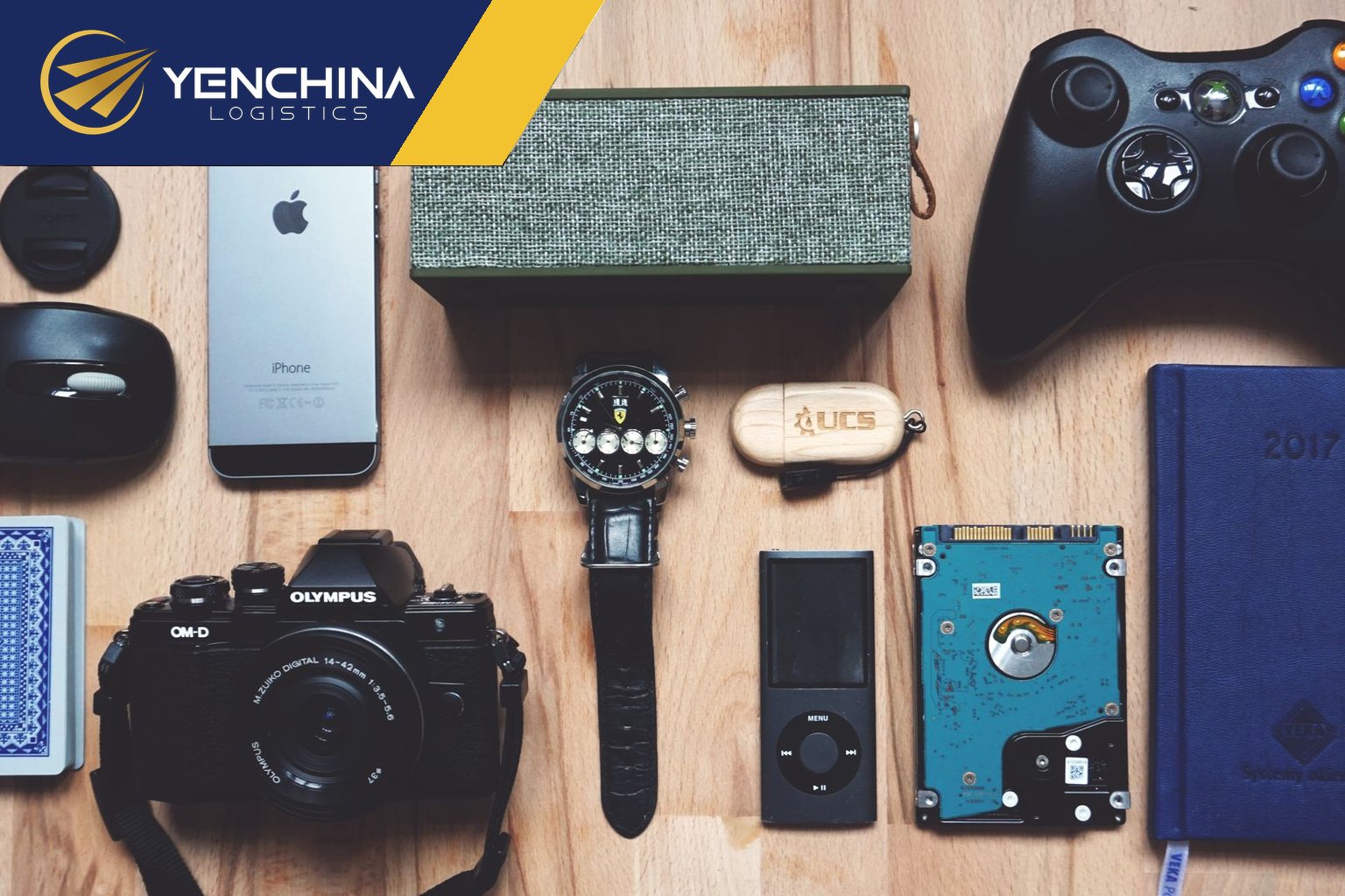 Máy ảnh cũ, tai nghe, đồng hồ và mô hình sưu tầm