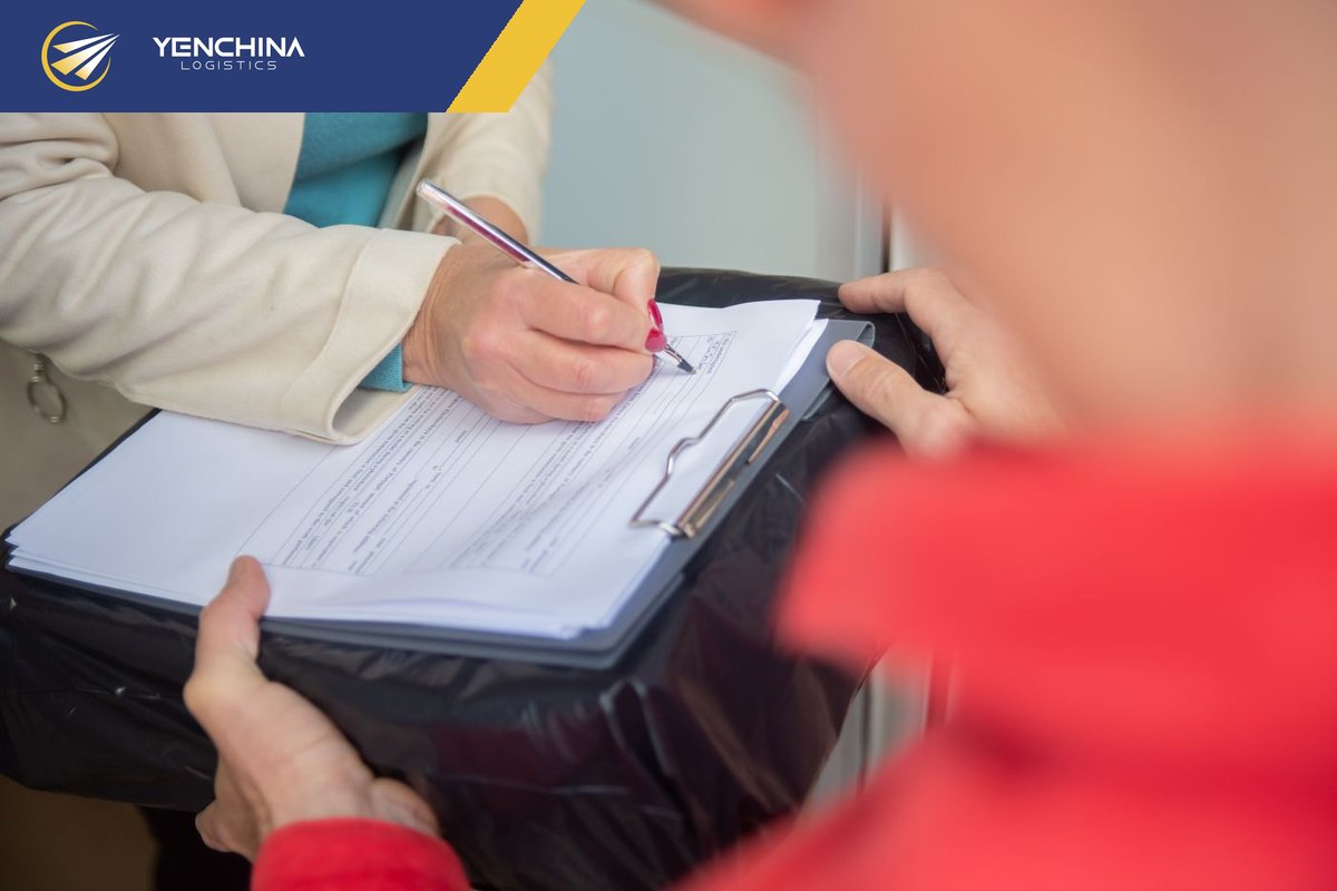 Bàn giao bộ chứng từ nhập khẩu đầy đủ cho khách sau khi thông quan