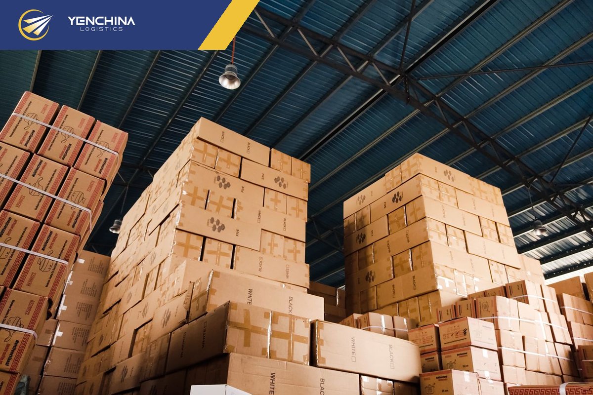 Cân nặng thể tích quyết định cước của những kiện hàng nhẹ nhưng chất đầy khoang xe