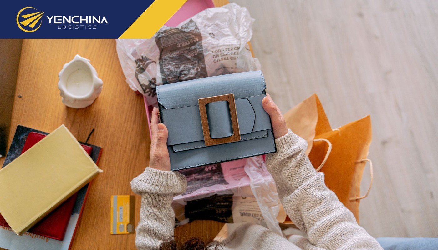 Mở gói hàng mẫu đặt từ Taobao để kiểm tra chất lượng
