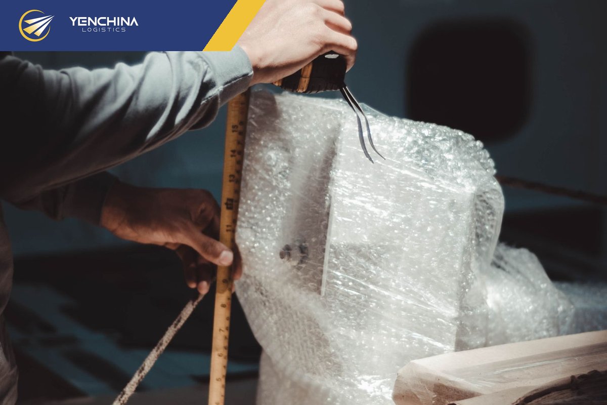 Đo kích thước kiện sau khi đóng kiện gỗ để tính phí và cước vận chuyển