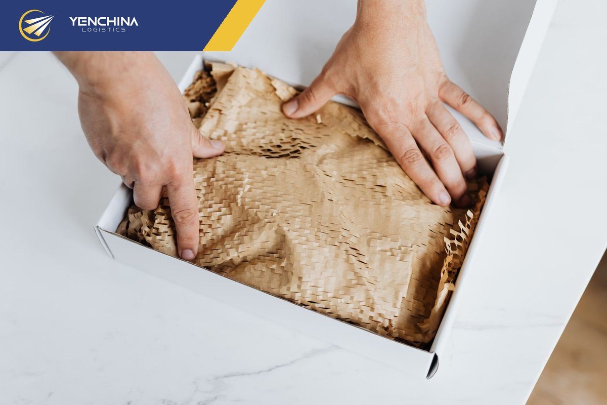 Xưởng đóng riêng từng món trước khi gửi hàng mẫu qua kho trung gian về Việt Nam