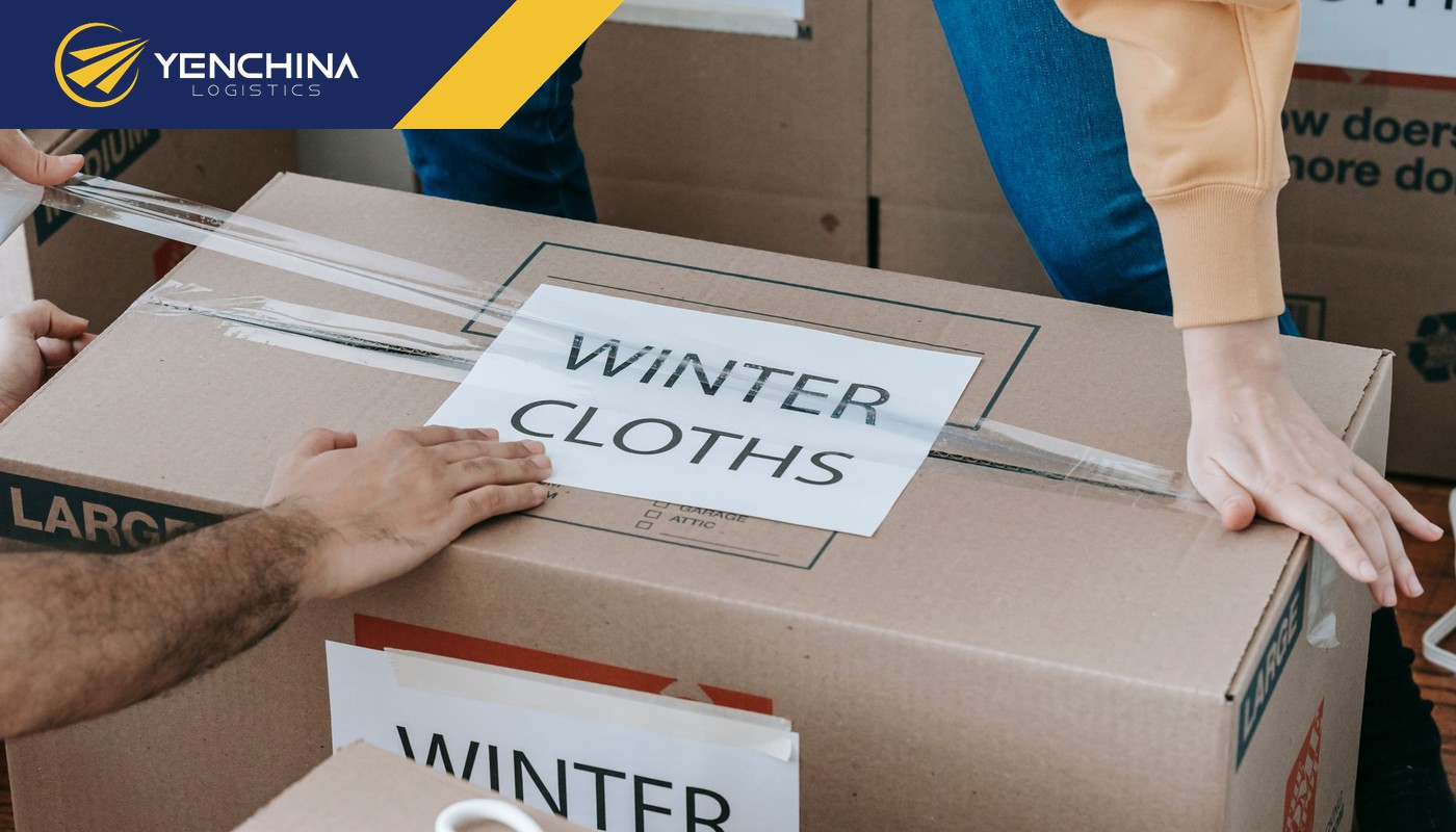 Dán nhãn và gom kiện hàng Taobao trước khi vận chuyển về Việt Nam