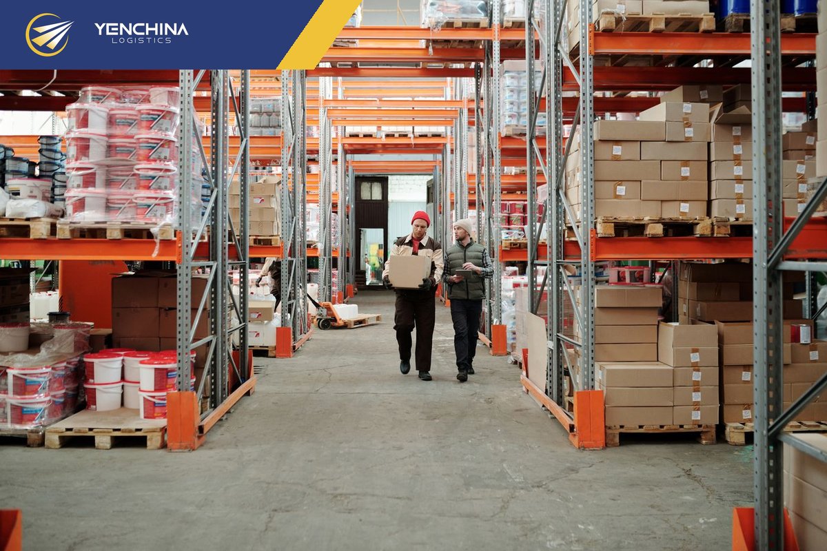 Nhân viên kiểm tra và chụp ảnh tình trạng hàng dễ vỡ ngay khi nhập kho Trung Quốc