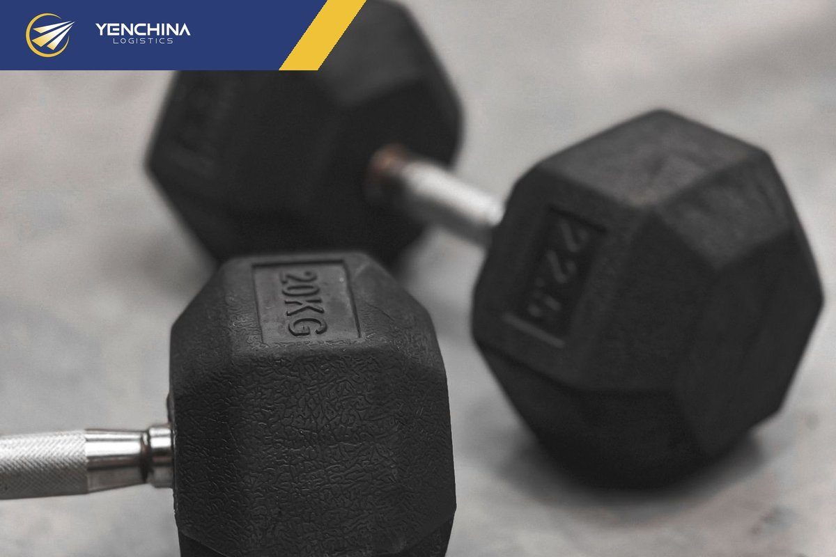 Kiểm mối hàn và lớp bọc của tạ trước khi cho vào kiện, hàng lỗi gần như không thể gửi trả