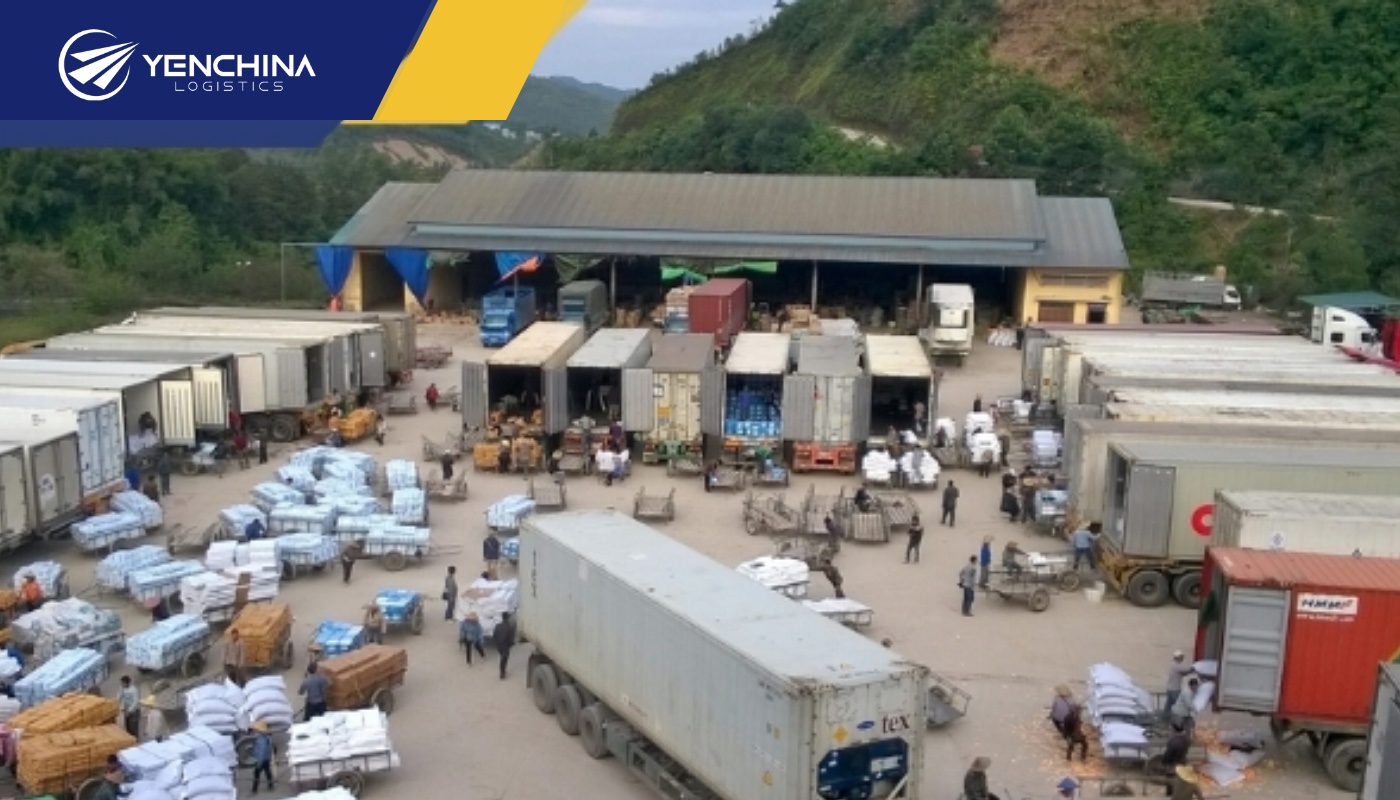 Bãi tập kết hàng tại cửa khẩu biên giới Việt – Trung