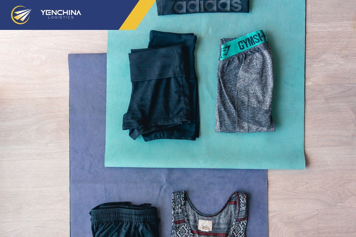 Quần áo tập và thảm yoga là nhóm khởi đầu hợp lý khi tìm nguồn hàng đồ tập gym