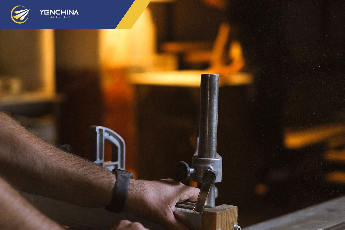 Thợ cắt gỗ dựng khung kiện theo đúng kích thước từng kiện hàng tại kho