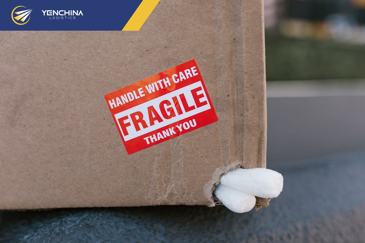 Tem cảnh báo fragile giúp kiện hàng dễ vỡ được phân loại riêng khi bốc xếp