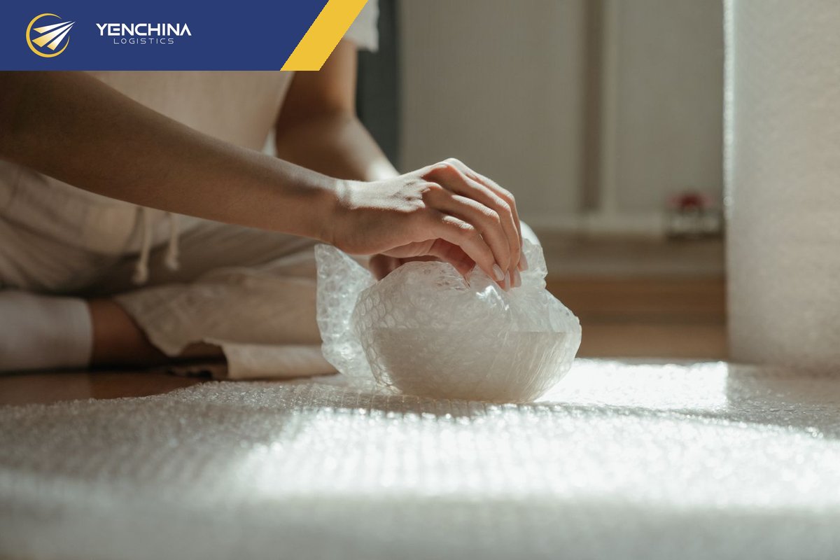Bọc bóng khí từng sản phẩm là lớp bảo vệ đầu tiên khi vận chuyển hàng dễ vỡ