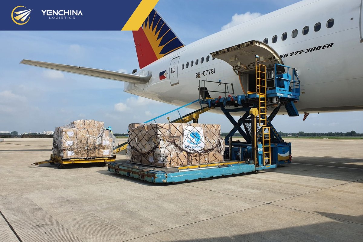 Hàng hoá được xếp lên máy bay chở hàng tại sân bay