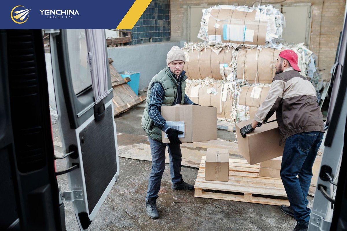 Bốc kiện hàng lên xe giao tới shop ở TP.HCM
