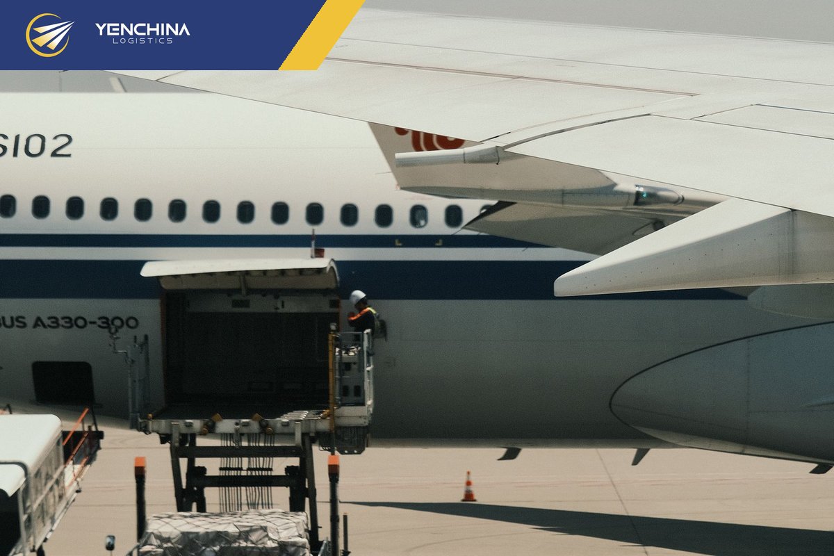 Máy bay đang được bốc hàng, lựa chọn khi cân nhắc chính ngạch đường bay hay đường bộ