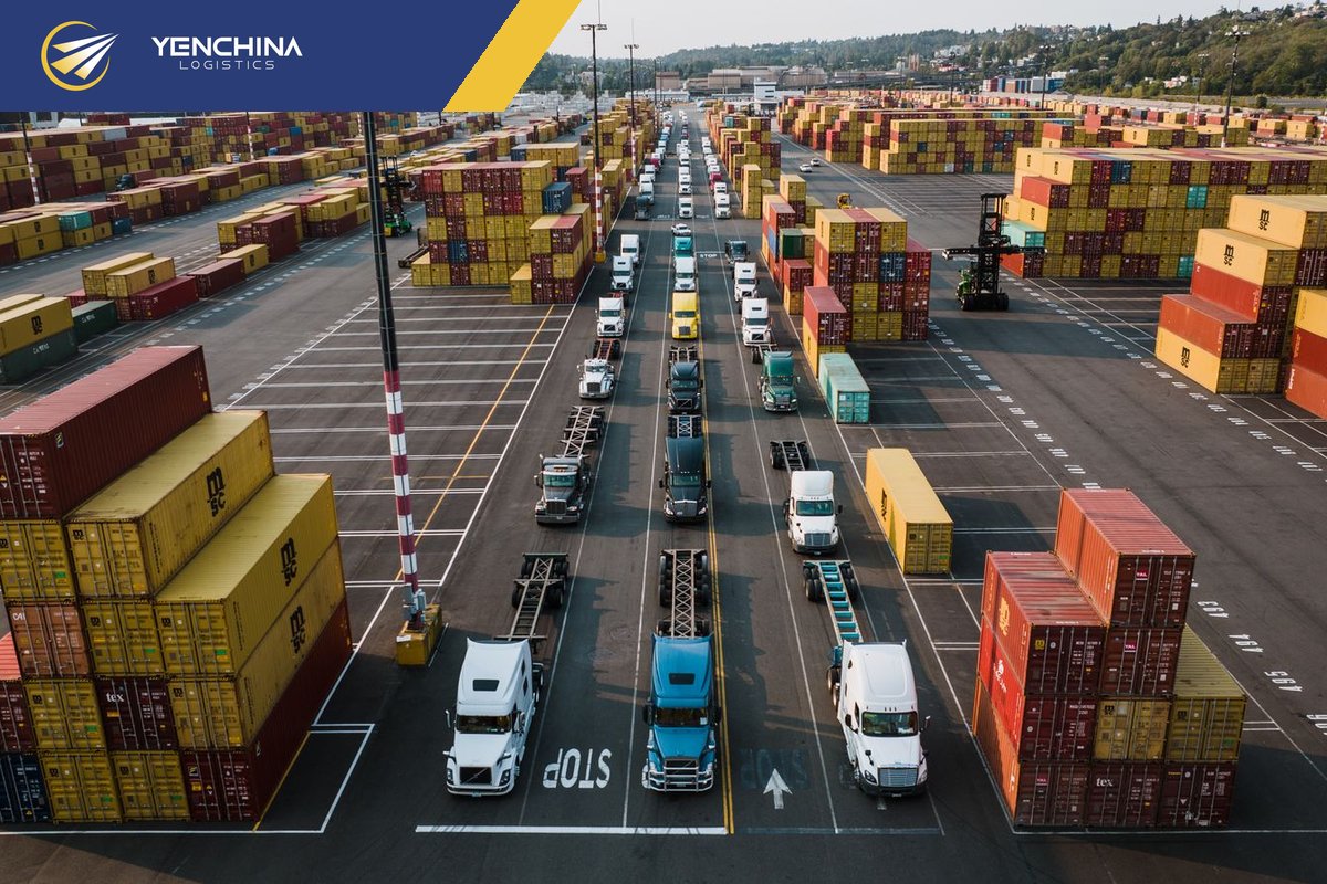Bãi container và xe tải tại cảng, nơi hàng nguyên container chờ thông quan