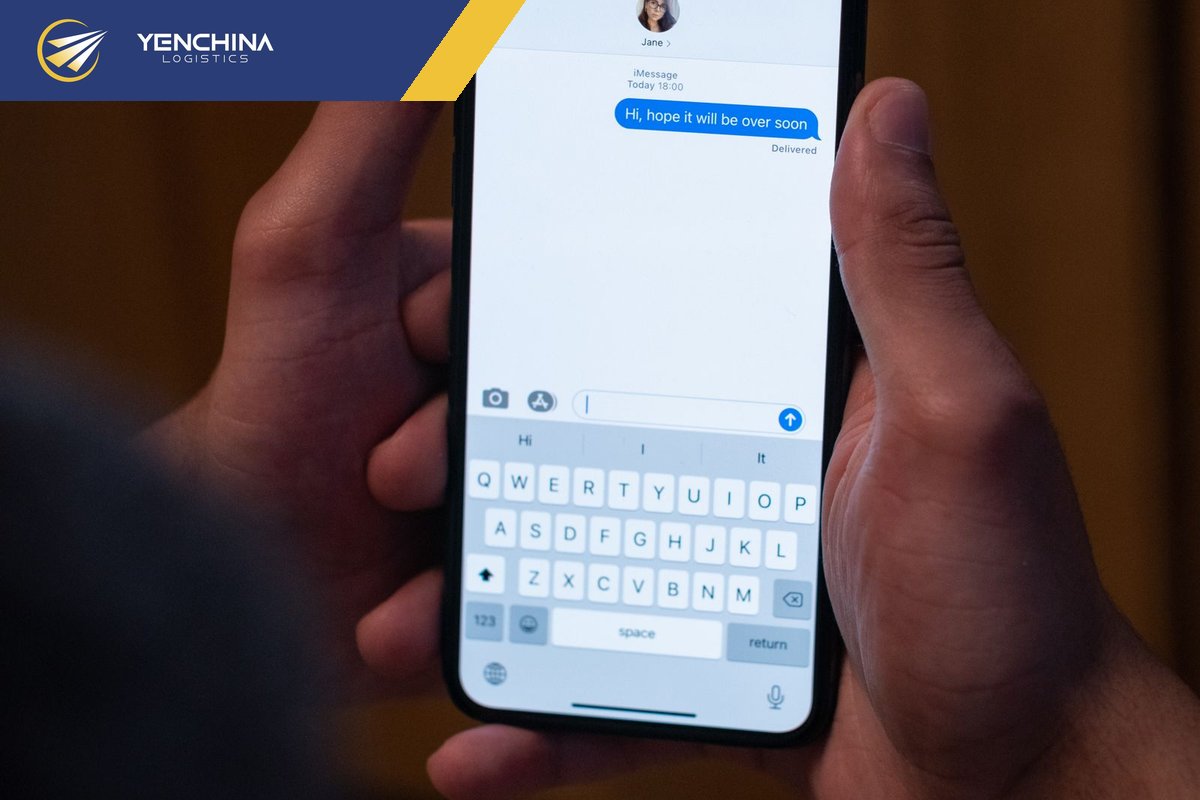 Nhắn tin với xưởng trên điện thoại để đặt hàng xưởng qua WeChat