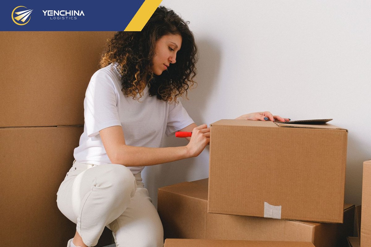 Đo kích thước và cân kiện tại kho trước khi xuất về Việt Nam