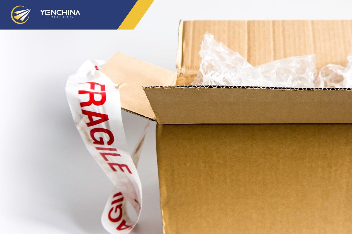Thùng hàng dễ vỡ có băng cảnh báo và xốp chèn bên trong