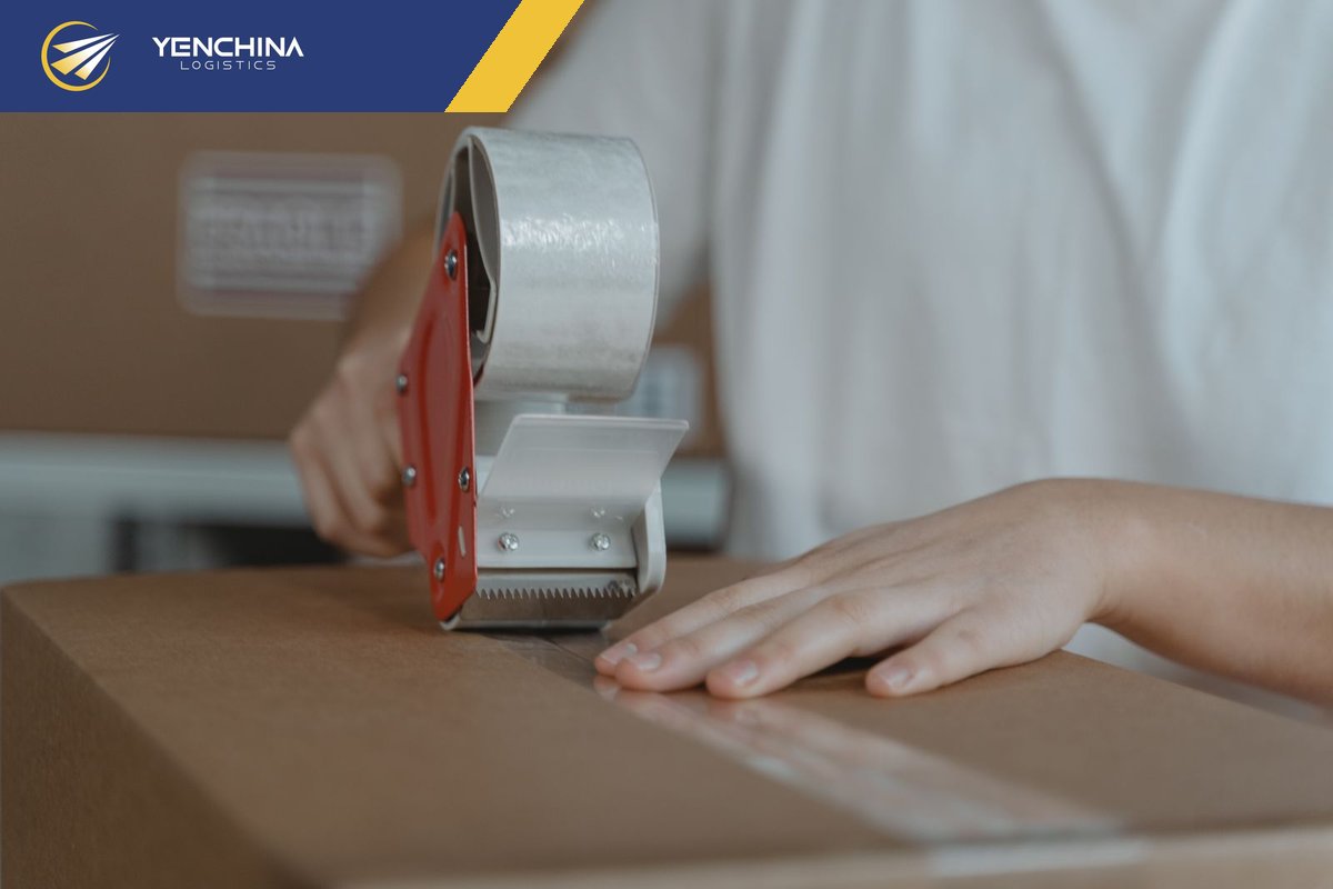 Dán băng keo đóng thùng khi gộp kiện 1688 tại kho trước khi về Việt Nam