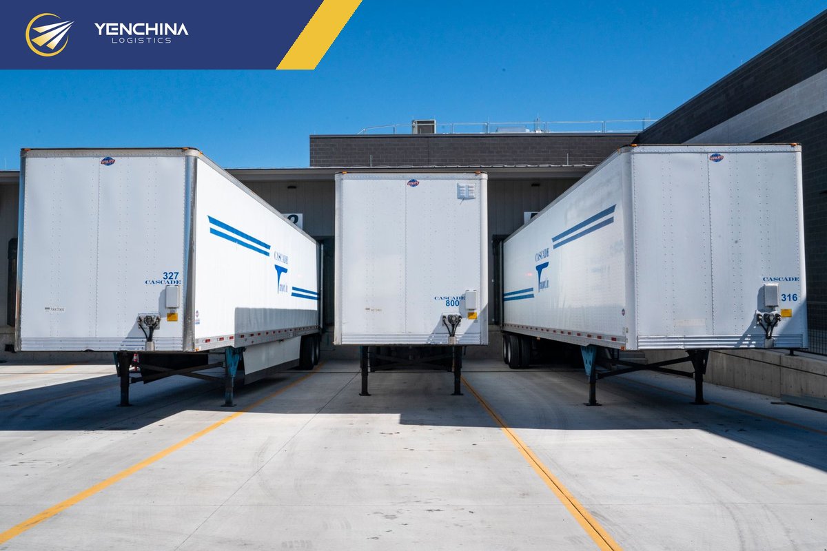 Xe container chờ nhận lô nặng đi chính ngạch về Việt Nam