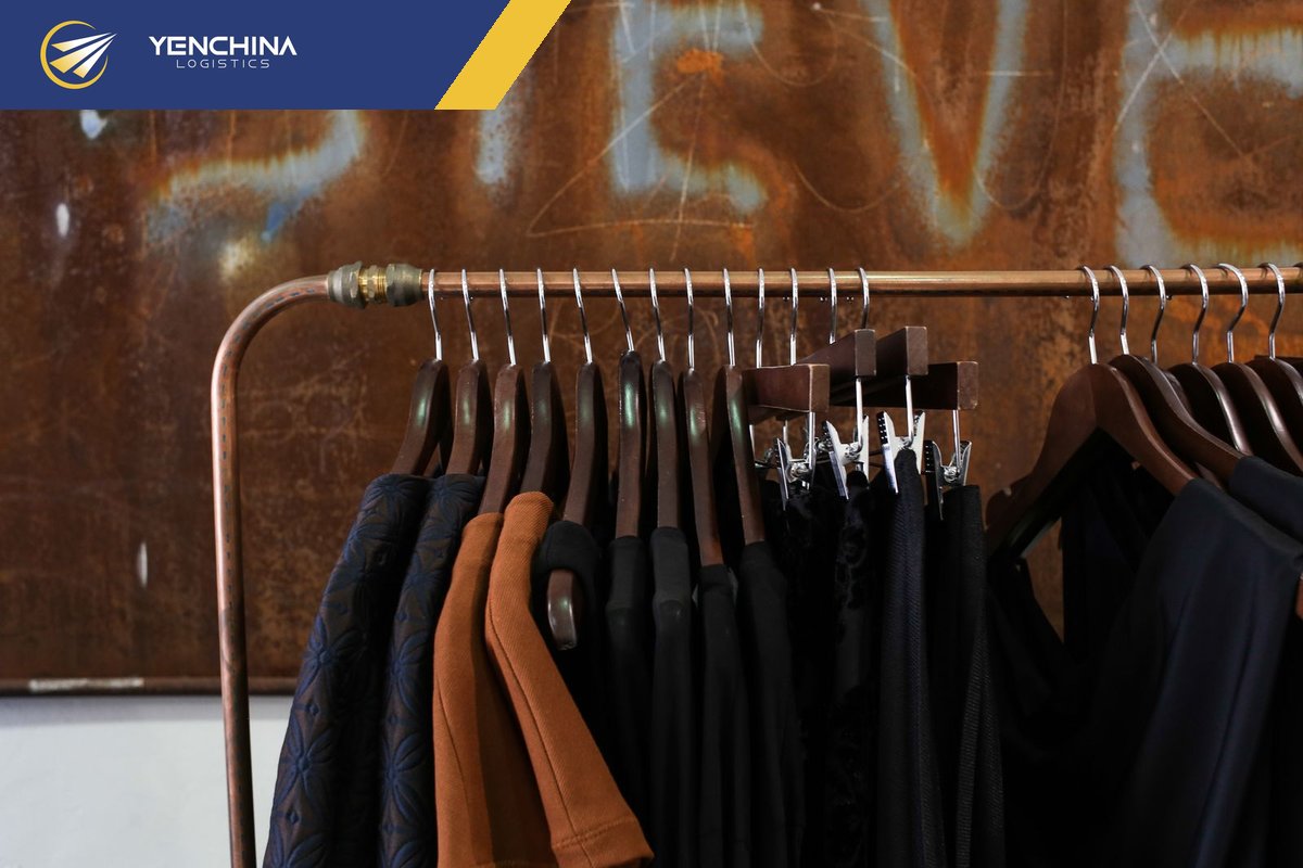 Áo khoác treo trên kệ shop, hàng làm kỹ giữ form dáng tốt sau khi treo lâu