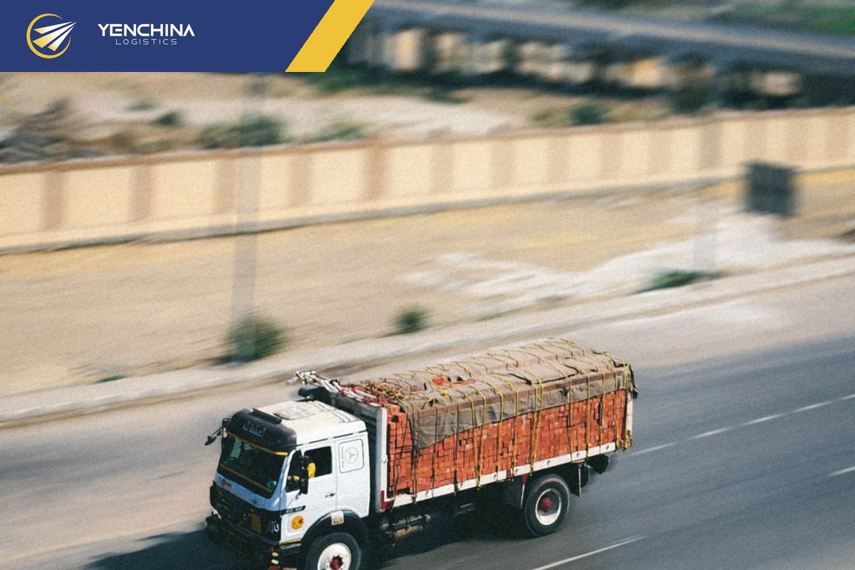 Xe tải chở kiện hàng Quảng Châu về TP.HCM trên tuyến đường dài