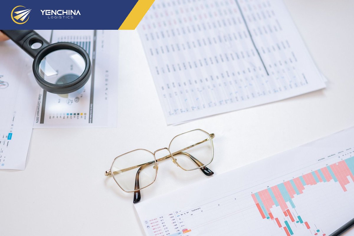 Hồ sơ và kính lúp trên bàn khi chuẩn bị giấy tờ kiểm tra hàng nhập