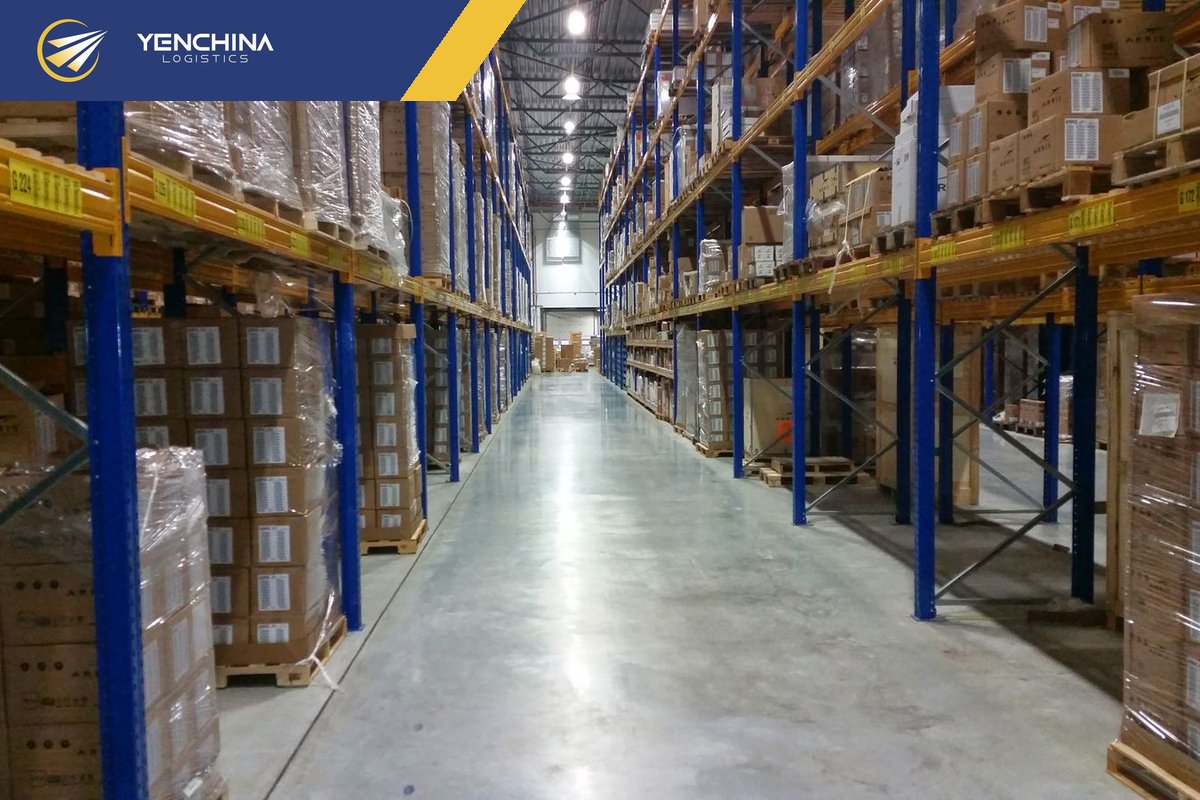 Kệ hàng trong kho Trung Quốc chờ xuất về Việt Nam