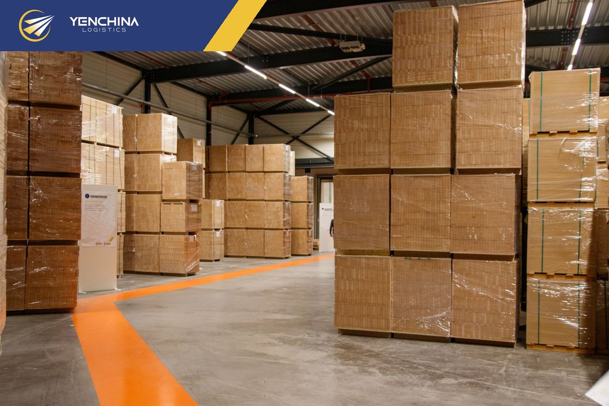 Thùng carton của nhiều shop 1688 xếp chờ gộp kiện trong kho