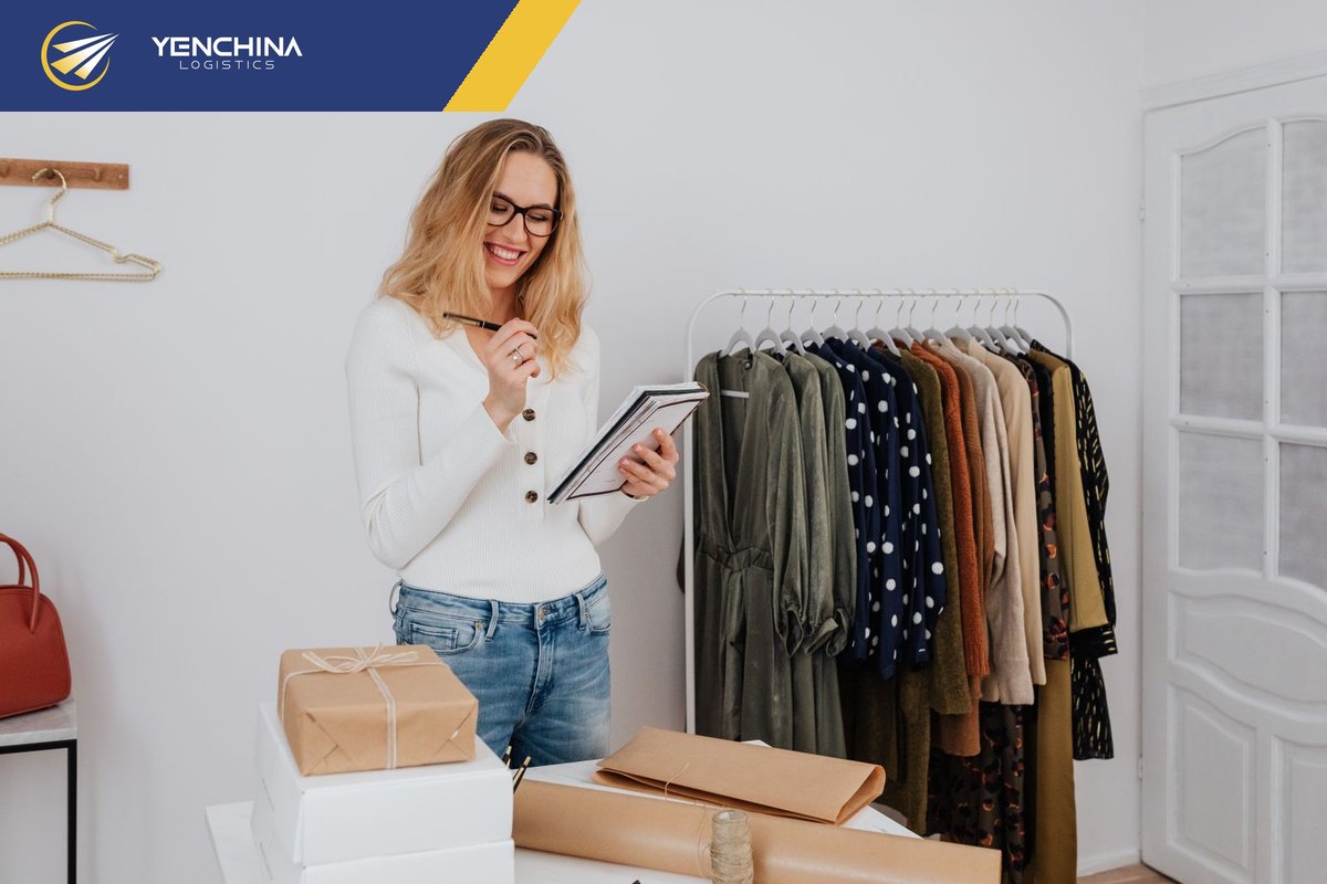 Chủ shop quần áo kiểm kê hàng mới về bên giá treo