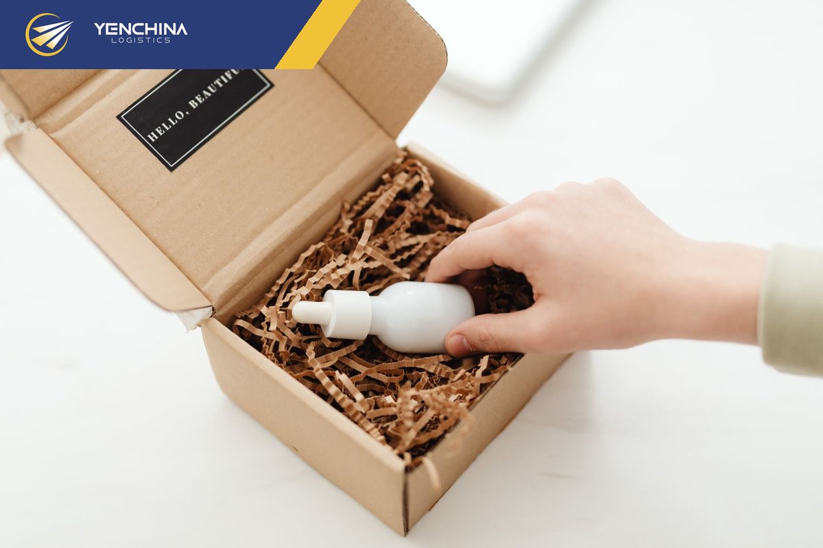 Mở hộp kiểm tra nhãn mác để phân biệt hàng nội địa Trung khi nhận hàng