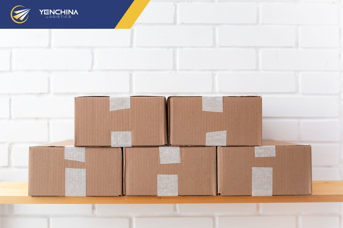 Kiện hàng đã đóng gọn sau khi gom từ nhiều shop Taobao, sẵn sàng xuất kho