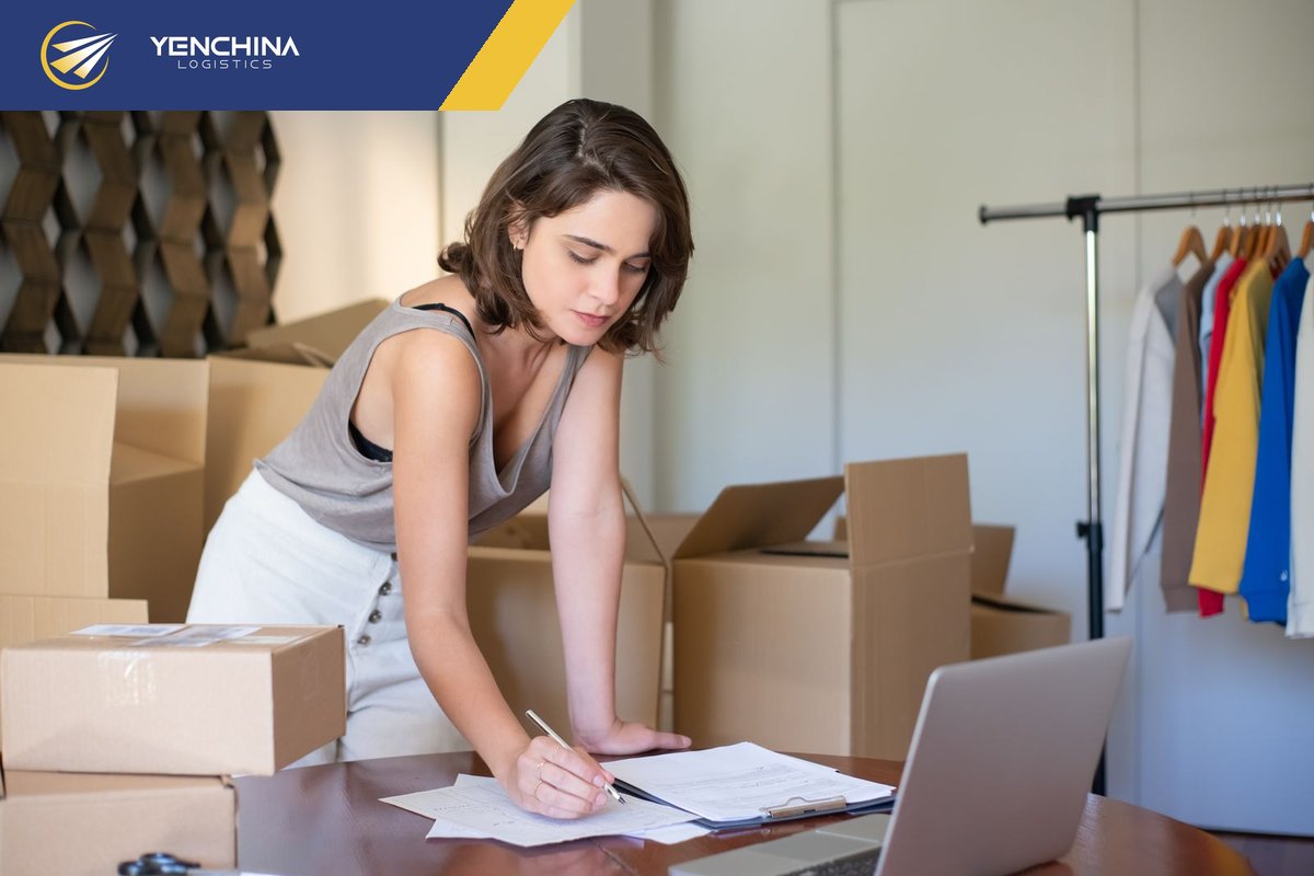 Chủ shop nhỏ chuẩn bị đơn hàng đầu tiên khi lần đầu nhập hàng Trung Quốc về bán
