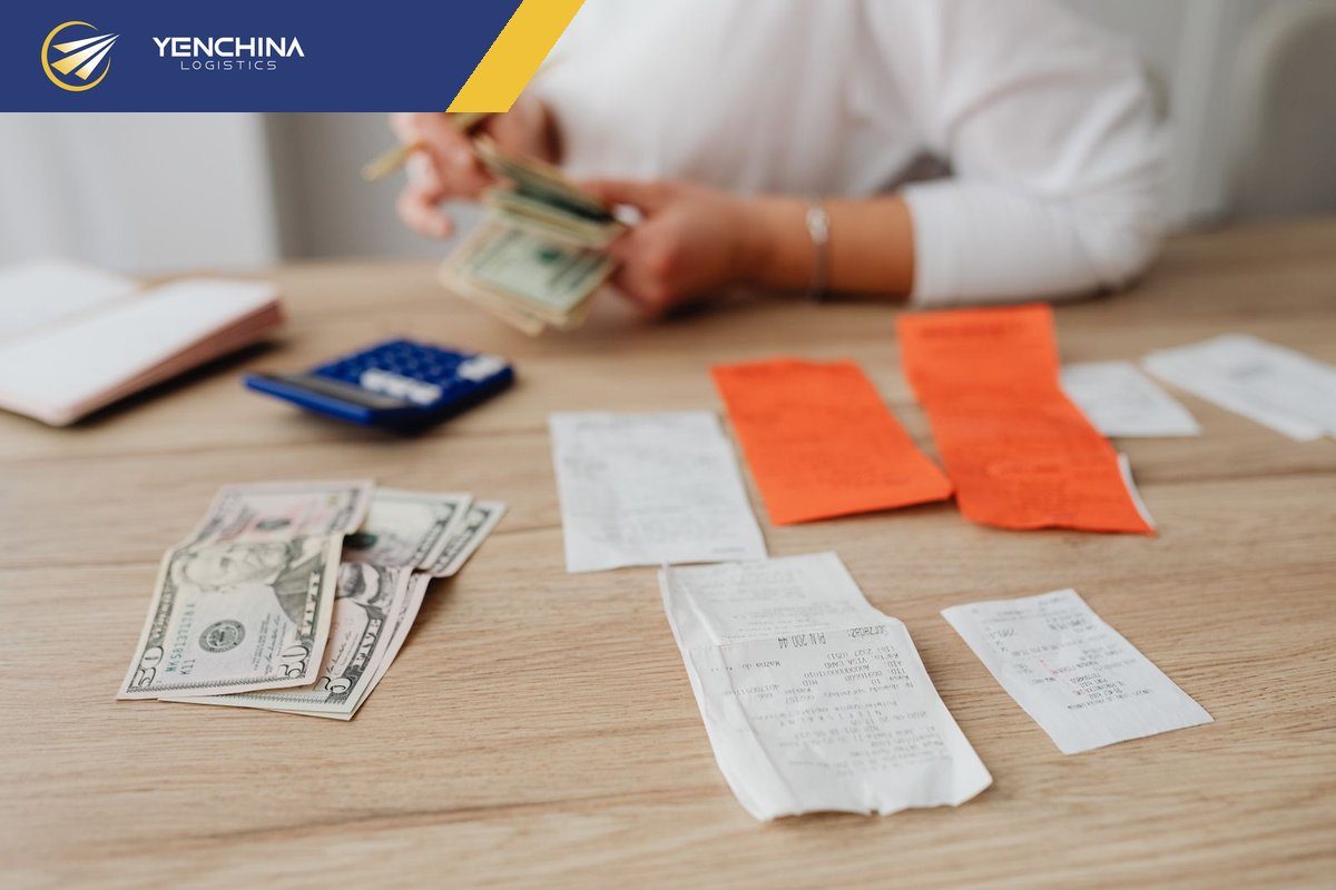 Sổ ghi chép, tiền và hoá đơn trên bàn làm việc của chủ shop