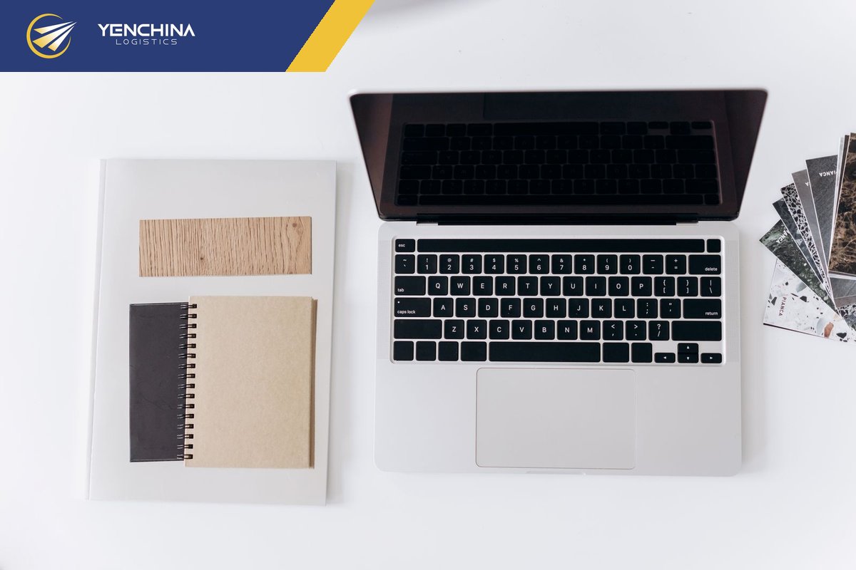 Mẫu vải, sổ tay và laptop trên bàn khi so sánh sản phẩm trên 1688