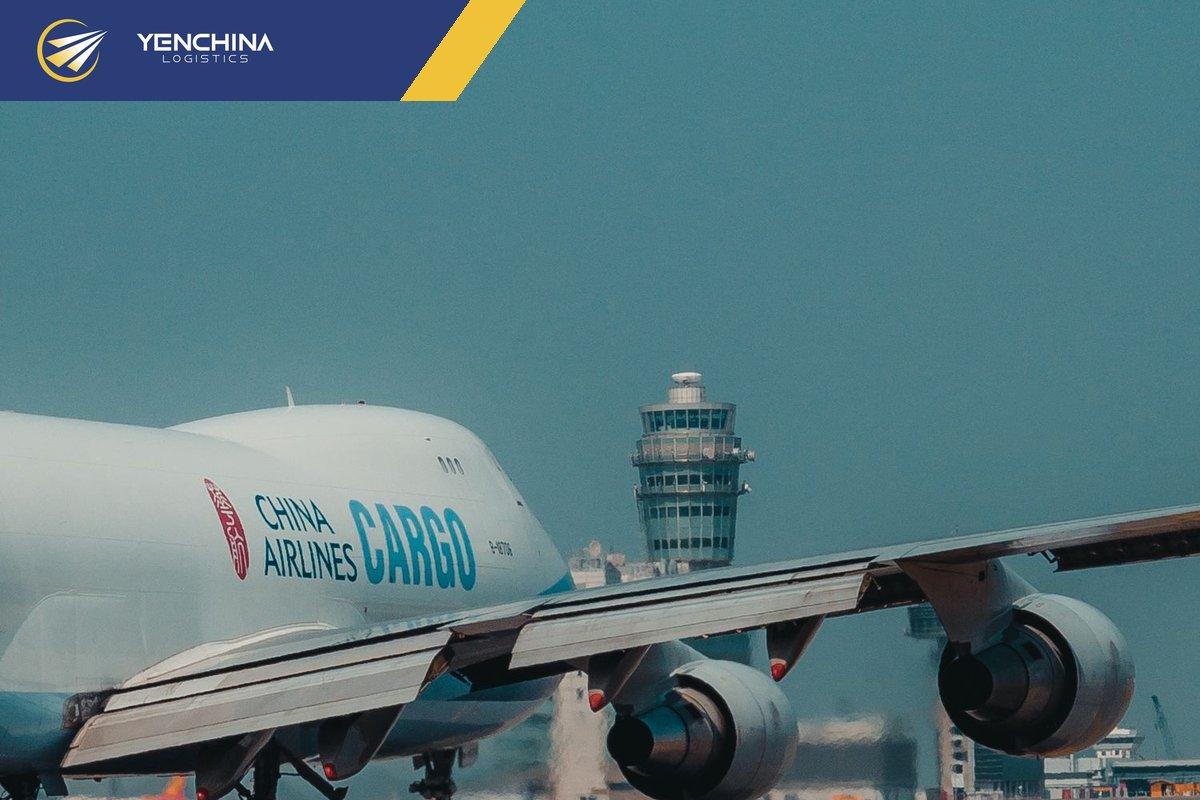 Máy bay chở hàng chuẩn bị cất cánh, đường bay cho hàng nhẹ giá trị cao