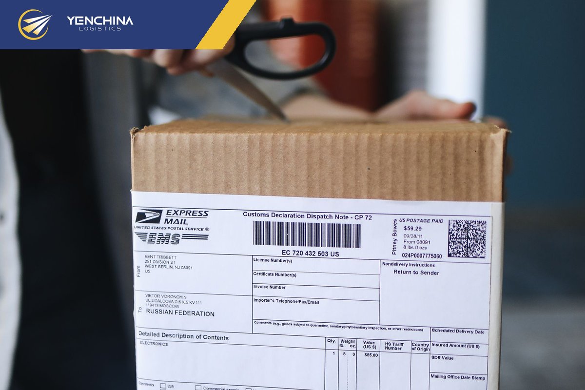 Mở kiện hàng Taobao để kiểm tra số lượng và mẫu sau khi nhận