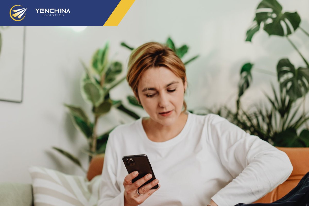 Mua sắm Taobao bằng điện thoại tại nhà giữa các kiện hàng đã về