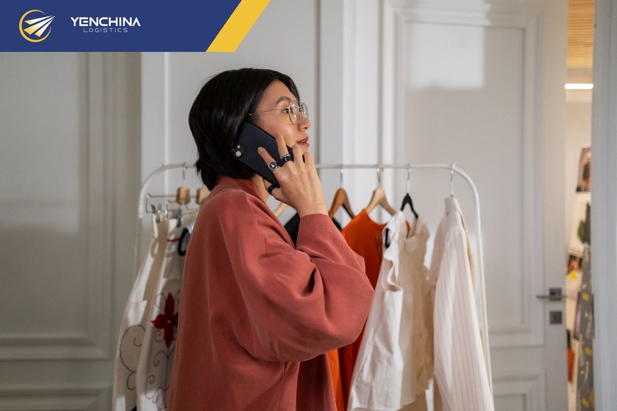 Chủ shop xem điện thoại cạnh giá treo quần áo, chọn nên mua gì trên Taobao