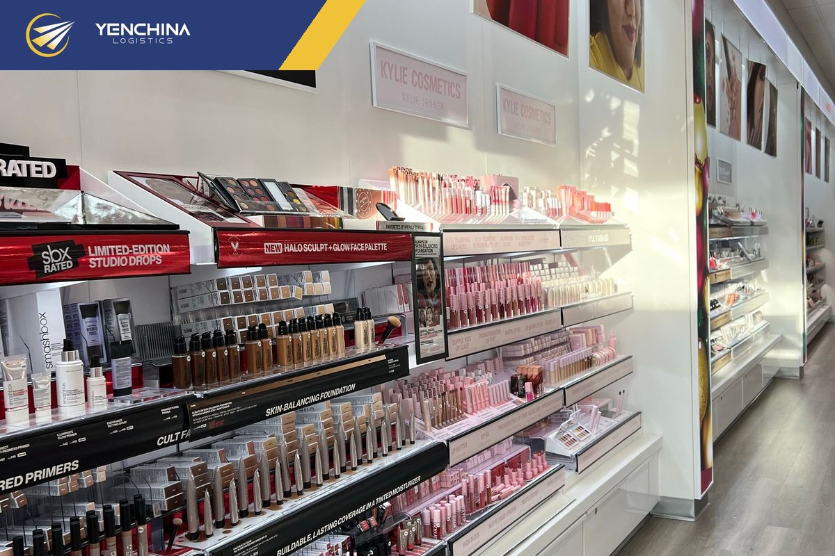 Kệ mỹ phẩm bày bán, cần phân biệt hàng nội địa Trung với hàng xuất khẩu
