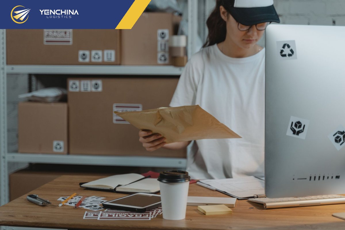 Nhân viên phân loại kiện hàng Quảng Châu trước khi xuất về Việt Nam