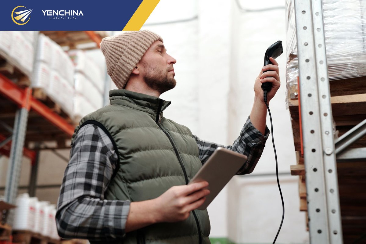 Nhân viên quét mã kiện tại kho Trung Quốc để tránh hàng thất lạc