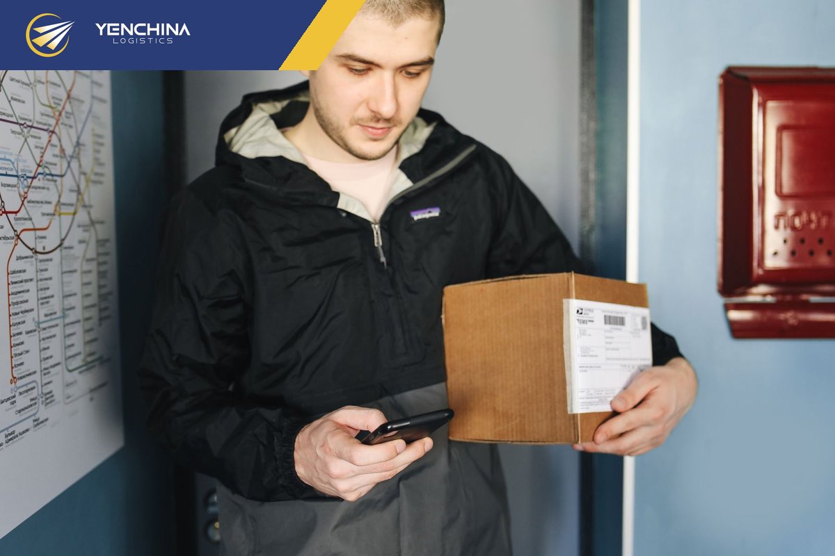 Quét mã vận đơn trên kiện bằng điện thoại để kiểm tra trạng thái giao hàng