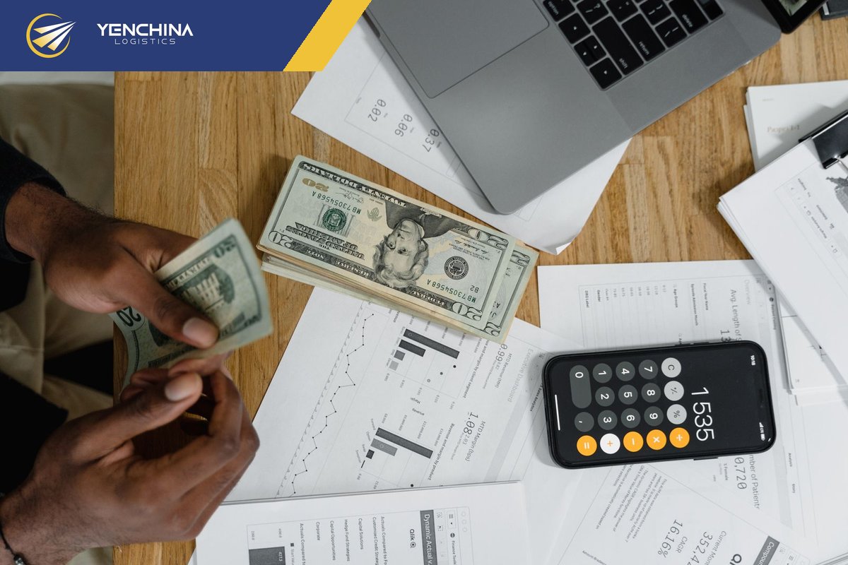 Đếm tiền và bấm máy tính trước khi thanh toán đơn