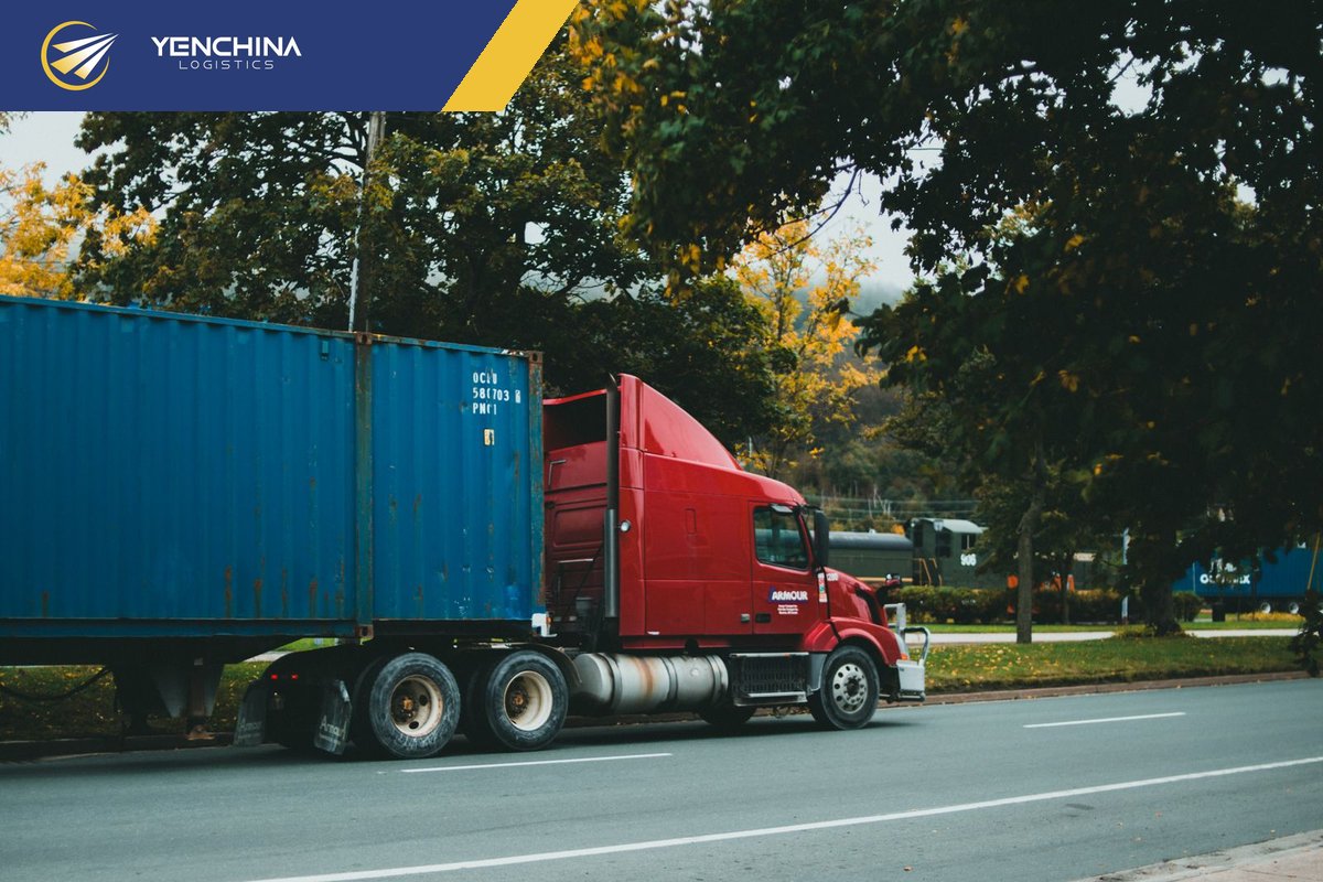 Xe đầu kéo chở nguyên container hàng từ Trung Quốc về kho