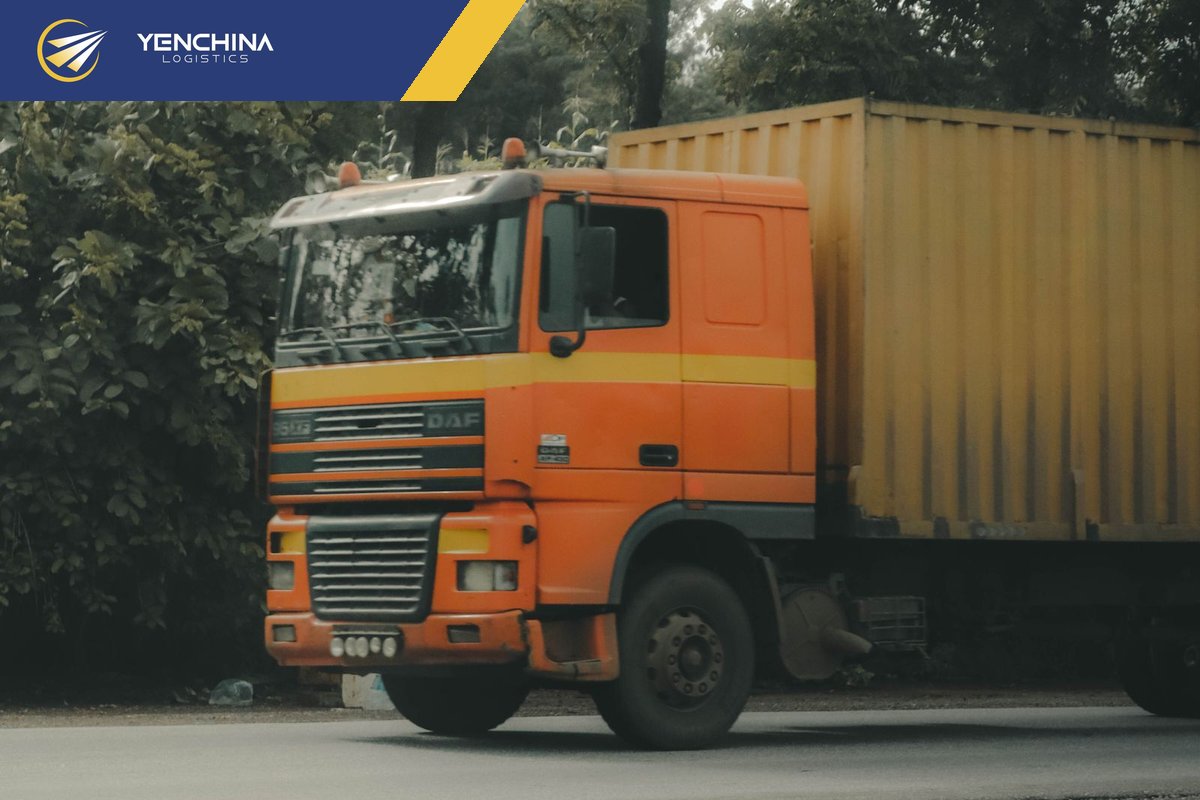 Xe tải thùng chở hàng chính ngạch theo đường bộ về Việt Nam