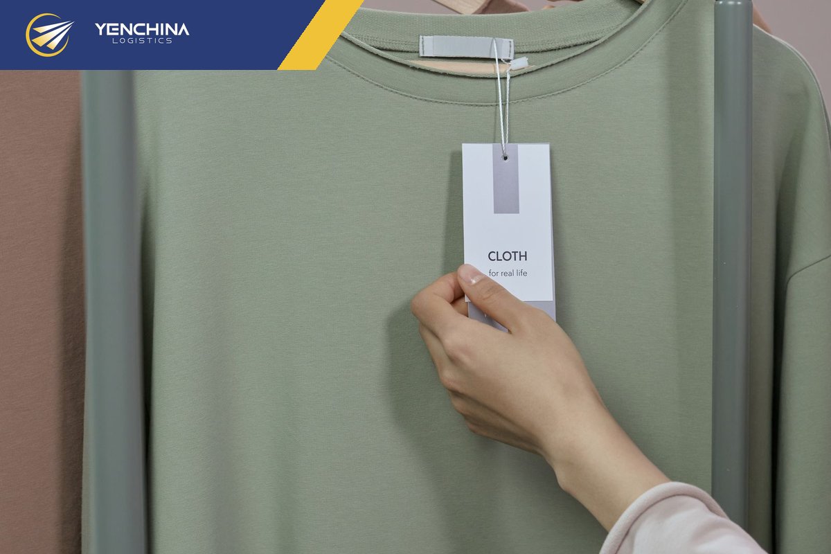 Xem tem treo trên áo để so giá hàng Quảng Châu giữa các sạp