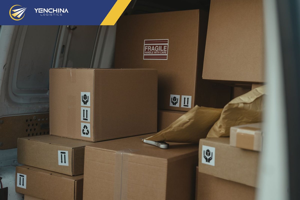 Kiện hàng được xếp lên xe tải trước khi về Việt Nam