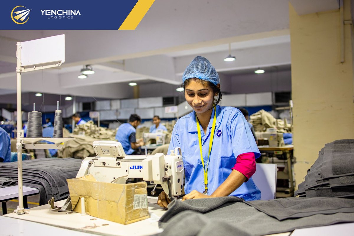 Công nhân may trong xưởng Quảng Châu, nơi nhận đơn đặt hàng qua WeChat